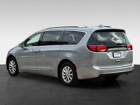 Used 2018 Chrysler Pacifica Touring-L FWD image 5