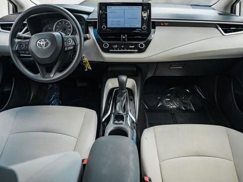 Used 2022 Toyota Corolla LE image 3