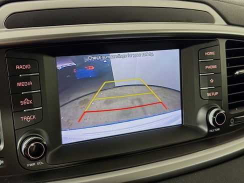 Used 2019 Kia Sorento LX image 14