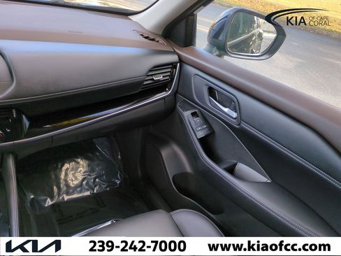 Used 2023 Nissan Rogue SL image 16