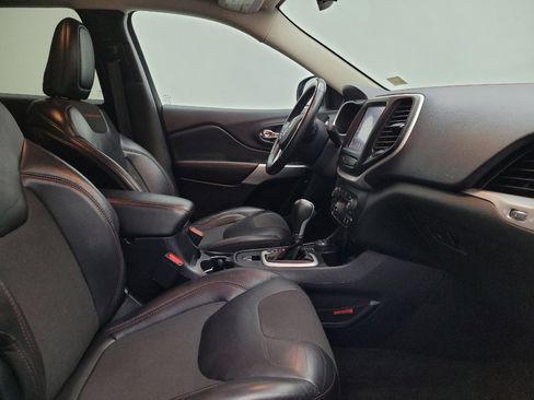 Used 2018 Jeep Cherokee Trailhawk w/ Cold Weather Group image 21