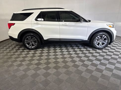 Used 2023 Ford Explorer XLT w/ XLT Sport Appearance Package AWD/4WD image 12
