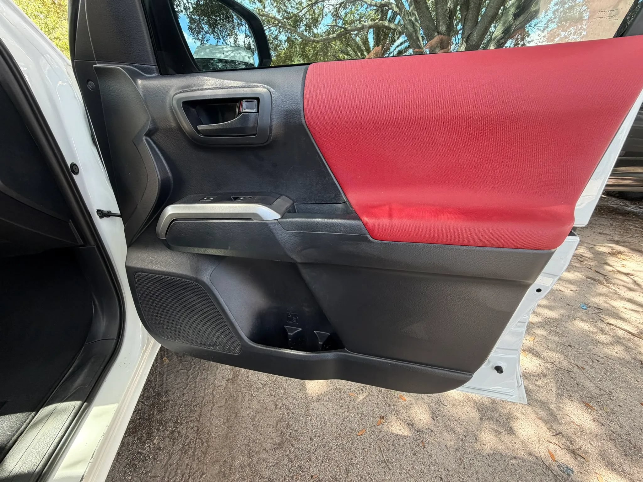 Used 2018 Toyota Tacoma SR5 AWD/4WD image 33