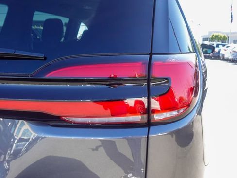 Used 2022 Chrysler Pacifica Touring-L image 6