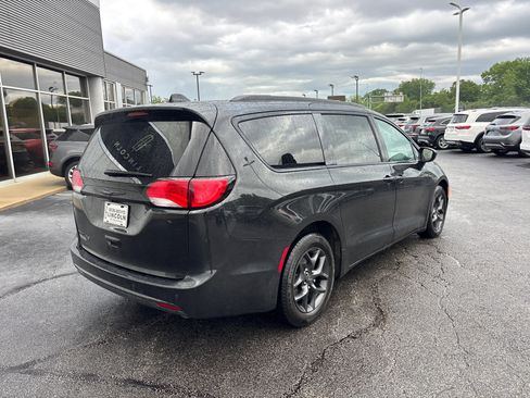 Used 2020 Chrysler Pacifica Touring-L Plus FWD image 7