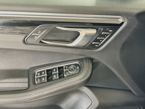 Used 2022 Porsche Macan w/ Premium Package Plus AWD/4WD image 23