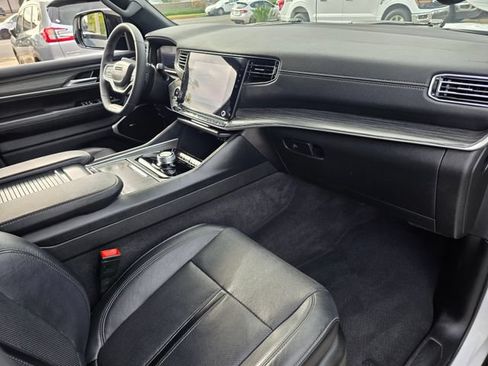 Used 2024 Jeep Wagoneer Series II w/ Flexible Seating Group RWD image 9