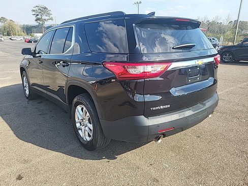 Used 2021 Chevrolet Traverse LT image 2