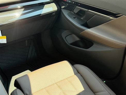 Certified 2025 BMW 530i xDrive w/ Premium Package image 15