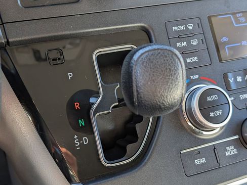 Used 2015 Toyota Sienna LE image 18