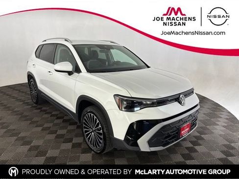 Used 2025 Volkswagen Taos SE FWD image 1