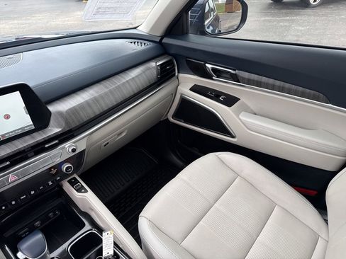 Used 2024 Kia Telluride EX w/ EX Captain's Chair Package image 23