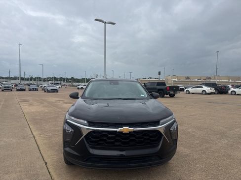 Used 2025 Chevrolet Trax LS image 3