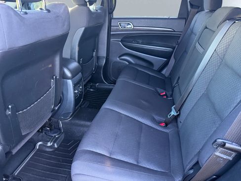 Used 2018 Jeep Grand Cherokee Laredo AWD/4WD image 18