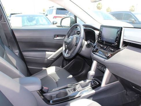 Used 2022 Toyota Corolla Cross XLE w/ Convenience Package FWD image 5