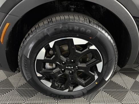 Used 2024 Kia Sorento S image 11