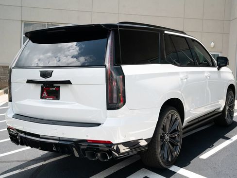 Used 2025 Cadillac Escalade V AWD/4WD image 11
