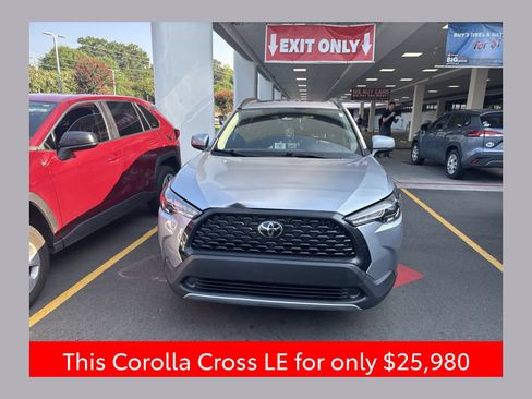 Used 2023 Toyota Corolla Cross LE w/ Moonroof Package FWD image 1