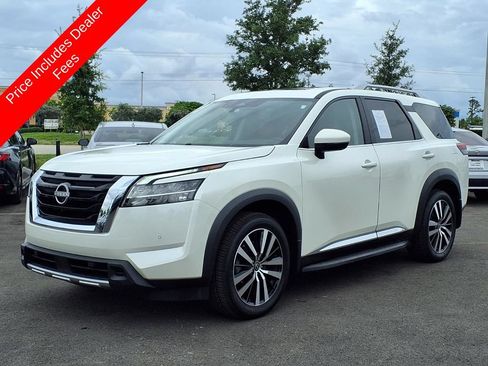 Used 2023 Nissan Pathfinder Platinum FWD image 3