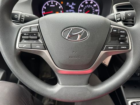 Used 2022 Hyundai Accent SE FWD image 3