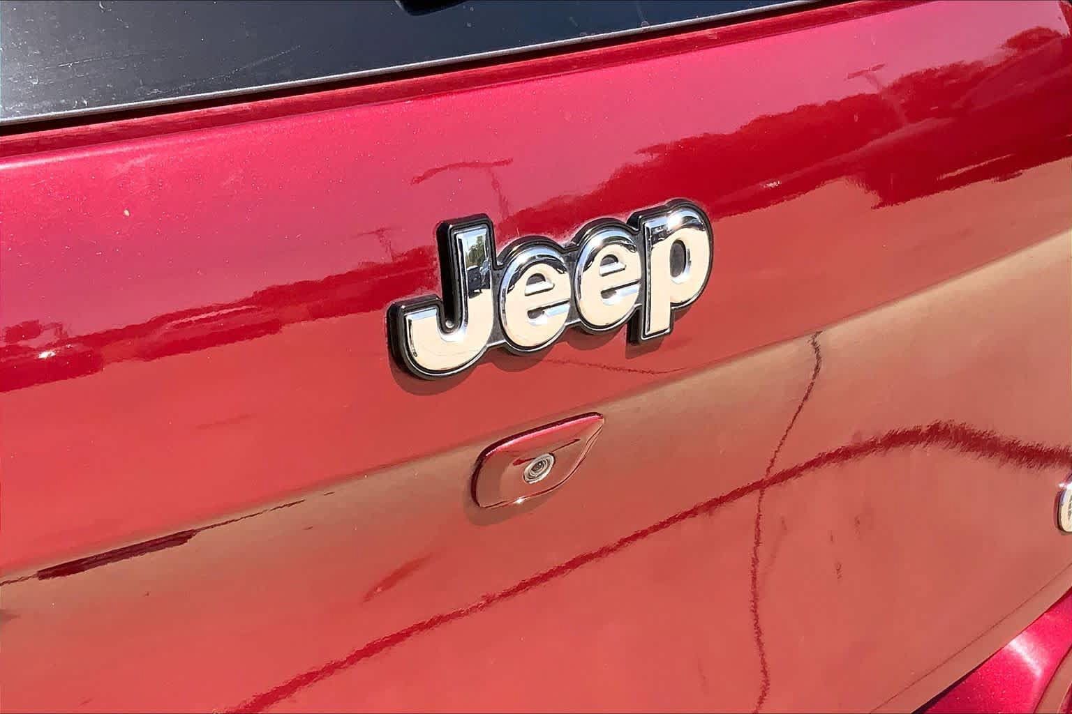 Used 2017 Jeep Cherokee Overland w/ Technology Group AWD/4WD image 10