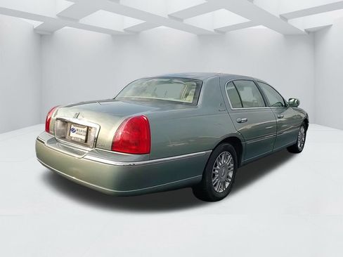 Used 2006 Lincoln Town Car Signature L image 5