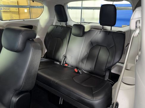 Used 2018 Chrysler Pacifica Touring-L Plus w/ Advanced Safetytec Group FWD image 29
