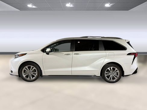 Used 2024 Toyota Sienna Platinum image 2