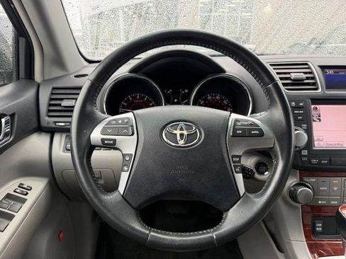 Used 2011 Toyota Highlander Limited image 32