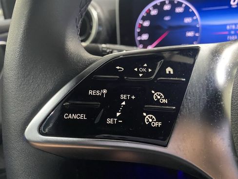 Used 2025 Mercedes-Benz GLC 300 4MATIC image 10