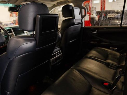 Used 2015 Lexus LX 570 4WD w/ Luxury Package image 37