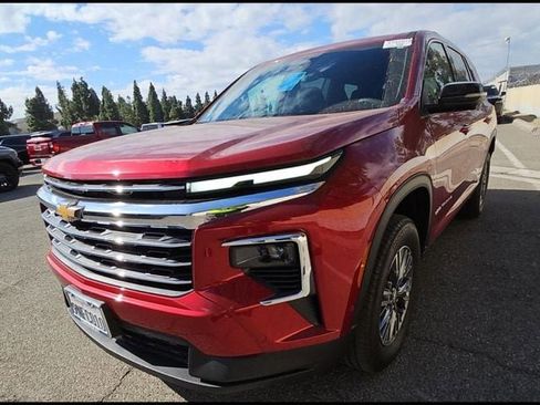 Used 2024 Chevrolet Traverse LT w/ Enhanced Driving Package image 3