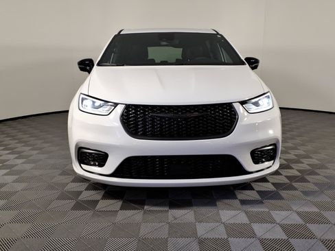 Used 2024 Chrysler Pacifica Limited FWD image 2