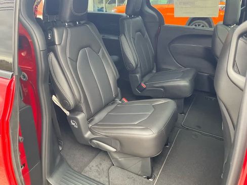 New 2026 Chrysler Pacifica Select AWD/4WD image 21