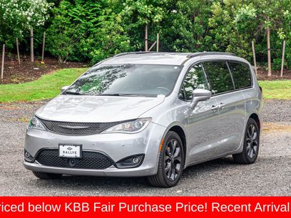 Used 2020 Chrysler Pacifica Touring-L w/ Advanced Safetytec Group