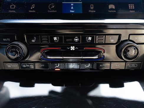 Used 2023 Jeep Grand Cherokee L Limited w/ Luxury Tech Group II image 18