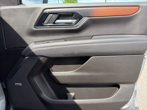 Used 2025 GMC Yukon Denali AWD/4WD image 11