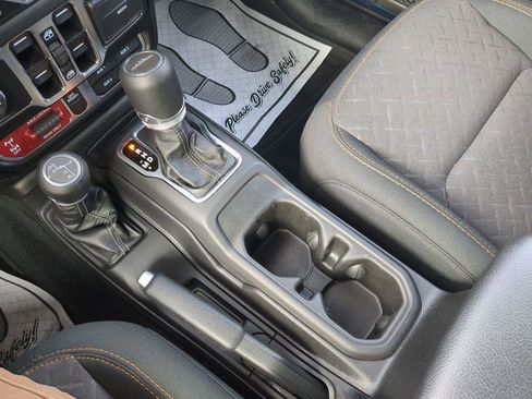 Used 2025 Jeep Gladiator Mojave w/ Convenience Group image 28