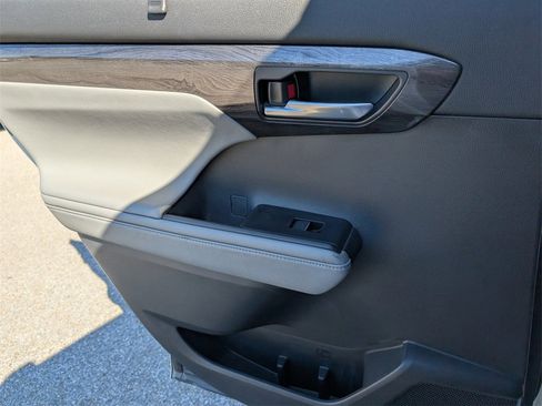 Used 2020 Toyota Highlander Limited image 28