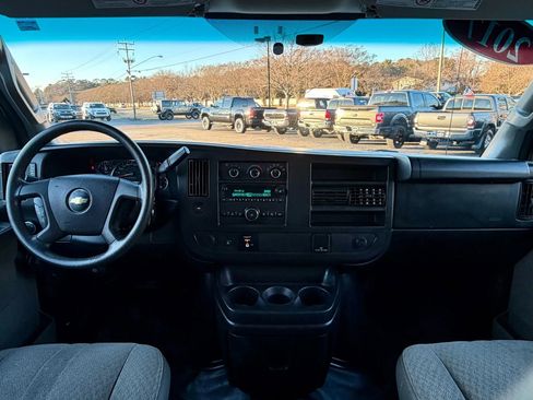Used 2017 Chevrolet Express 3500 image 10