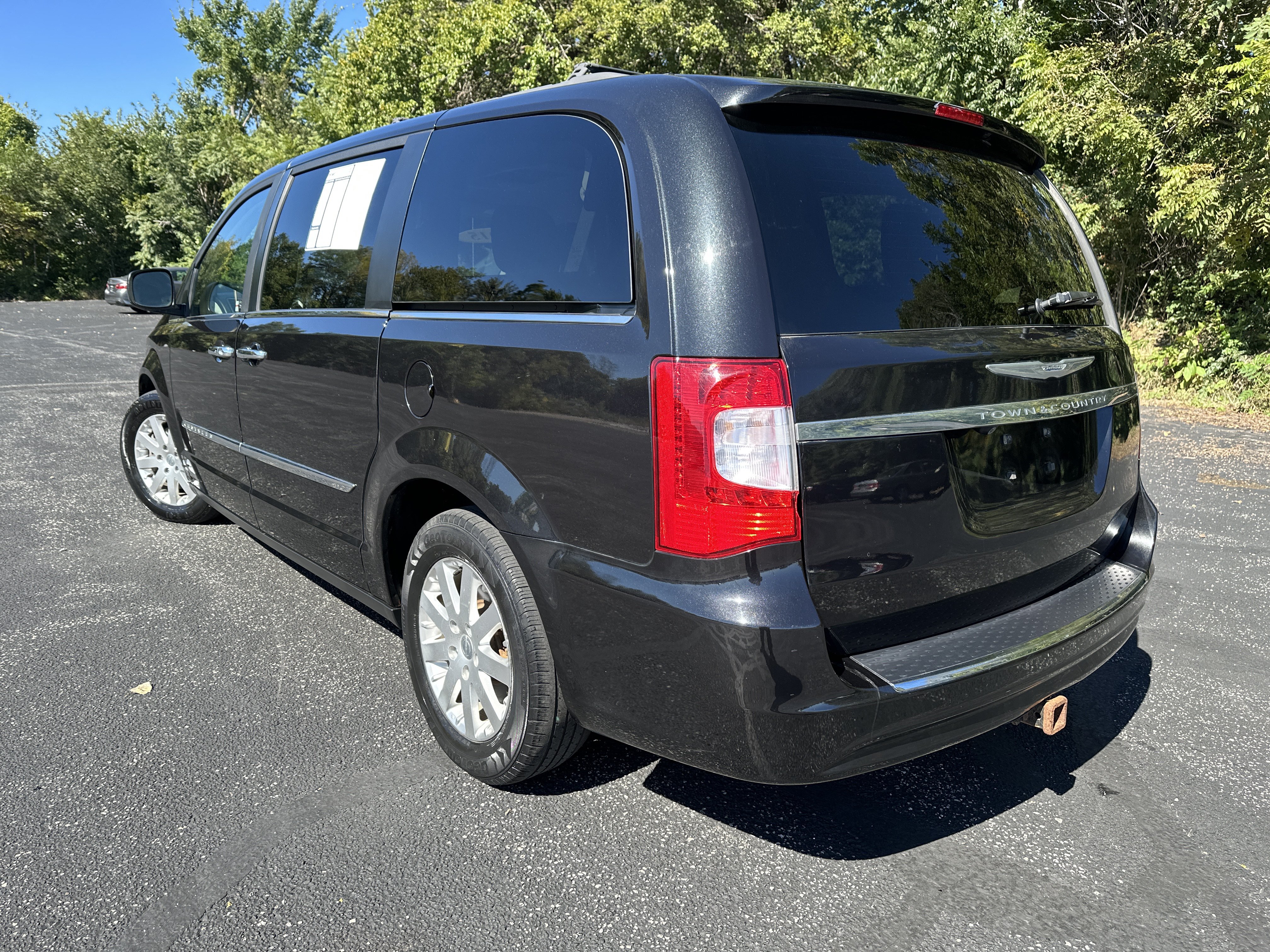Used 2015 Chrysler Town & Country Touring w/ Driver Convenience Group FWD image 5