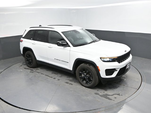 Used 2025 Jeep Grand Cherokee Altitude AWD/4WD image 37