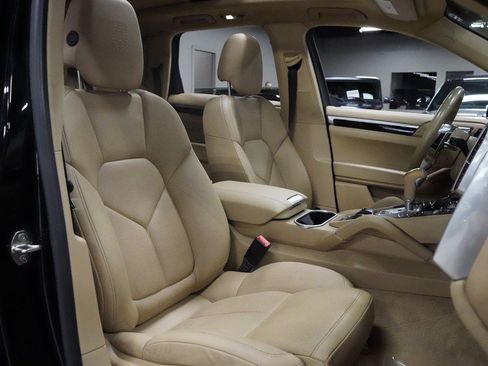 Used 2017 Porsche Cayenne Platinum Edition AWD/4WD image 33