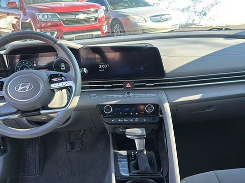 Used 2025 Hyundai Elantra SEL image 12