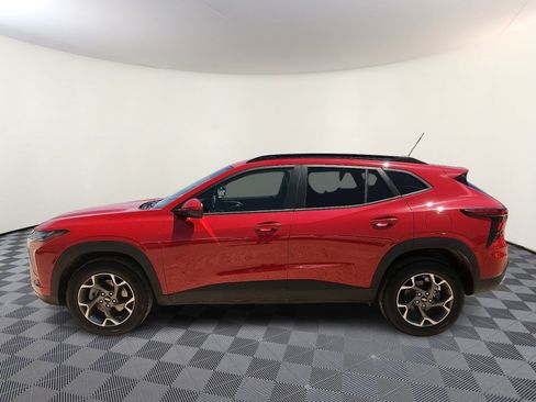 Used 2026 Chevrolet Trax LT FWD image 2