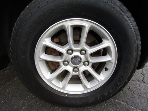 Used 2018 Jeep Grand Cherokee Laredo image 35