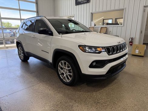 Used 2024 Jeep Compass Latitude AWD/4WD image 3