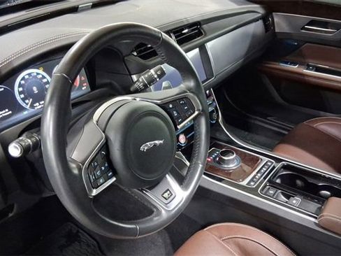 Used 2018 Jaguar XF R-Sport image 30
