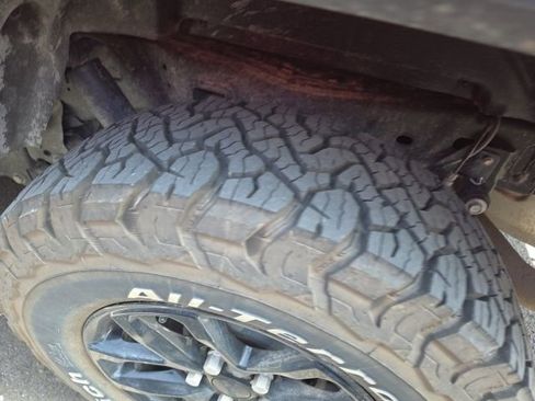 Used 2023 Jeep Gladiator Sport image 15