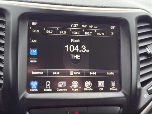 Used 2016 Jeep Cherokee Latitude w/ Comfort/Convenience Group image 18